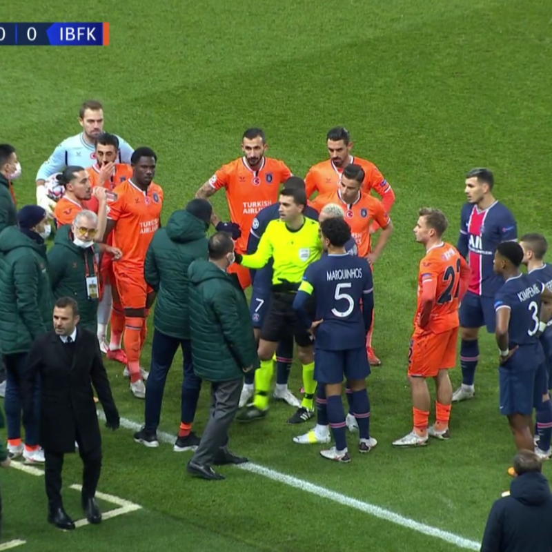 PSG-Istanbul: los jugadores acusaron de racista a un juez y se fueron