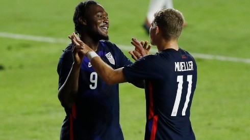 Ayo Akinola and Chris Mueller celebrate during USMNT's 6-0 win over El Salvador. (Getty)