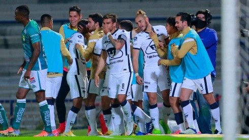 Pumas celebrando el gol de Carlos González