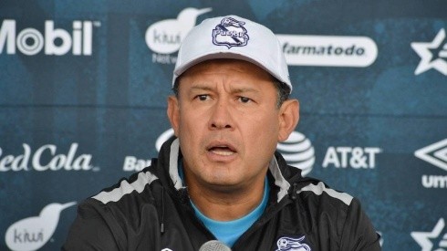 Juan Reynoso no continuó el Puebla debido al presupuesto del club mexicano.