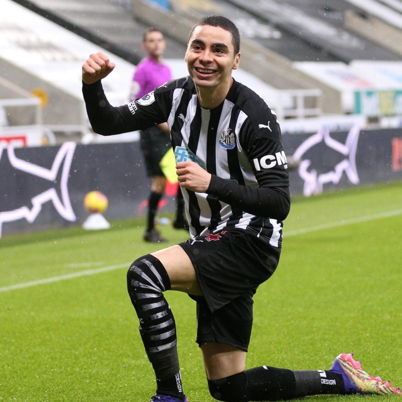 Antes del minuto de partido, Almirón puso en ventaja al Newcastle con un golazo