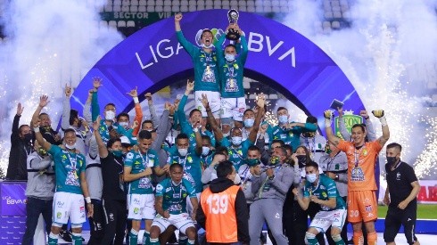 León levanta el trofeo de campeón del Guard1anes 2020