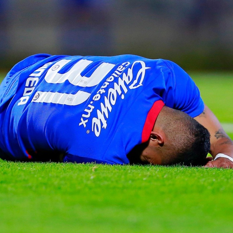 No perdonan: Aficionados arremeten contra Cruz Azul en la presentación de su calendario