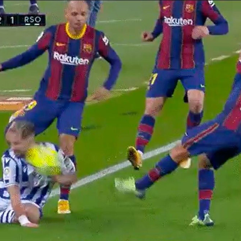 Video: el pelotazo de Jordi Alba en la cara de Januzaj que generó indignación en redes