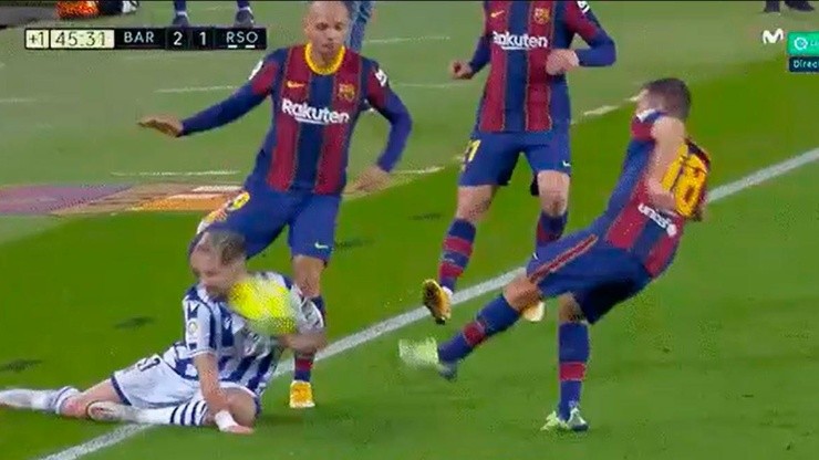 Video: el pelotazo de Jordi Alba en la cara de Januzaj que generó indignación en redes