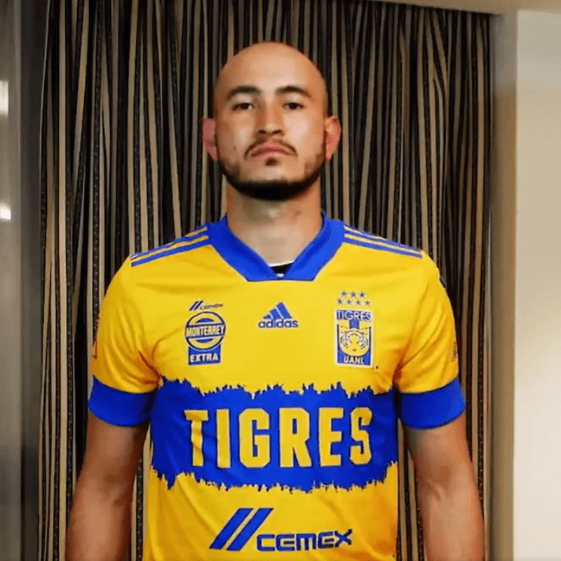 Carlos González posó con la playera de Tigres y elogió a Gignac