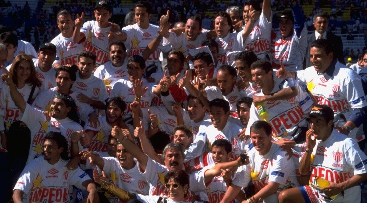 Necaxa celebrate victory in the Mexican championship final match against Guadalajara in 1998. (Getty)