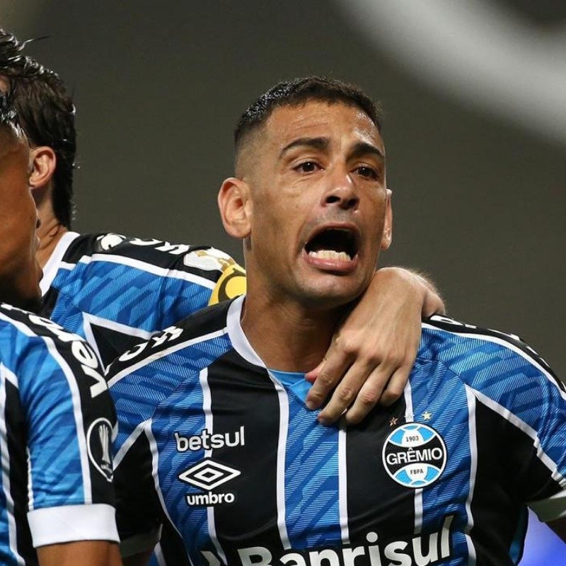 Renato se encanta com Diego Souza, mas já mira novo atacante no Grêmio