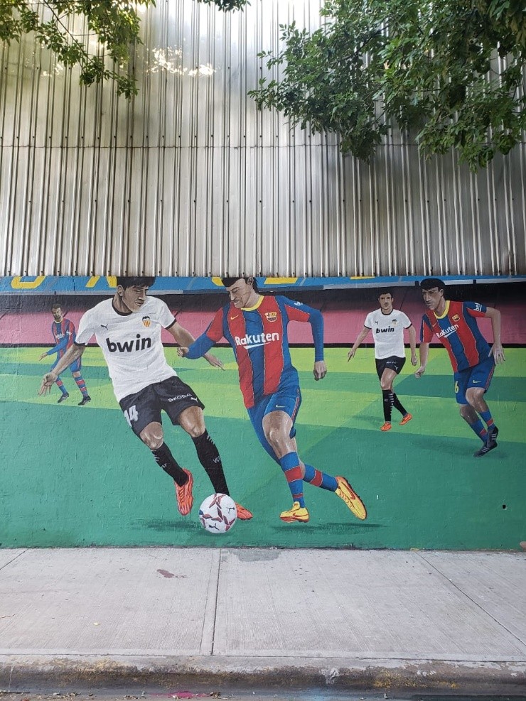 Inspirado en el duelo de Barcelona vs Valencia, este mural se encuentra en una de las esquinas del barrio de Palermo, en Buenos Aires, hasta el 31 de diciembre. | Foto: Lucas Lasnier.