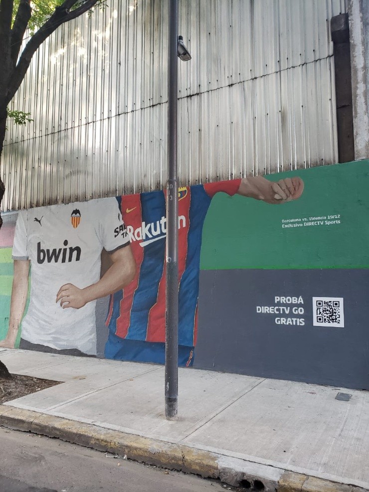 Si pasas por la esquina de Niceto Vega y Humboldt puedes escanear el código QR para probar, gratis, DIRECTV GO. |Foto: Lucas Lasnier.