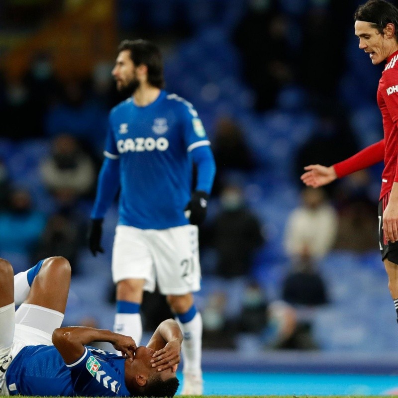 Cavani y Mina, a los manotazos en frente de todo el mundo y sin pudor