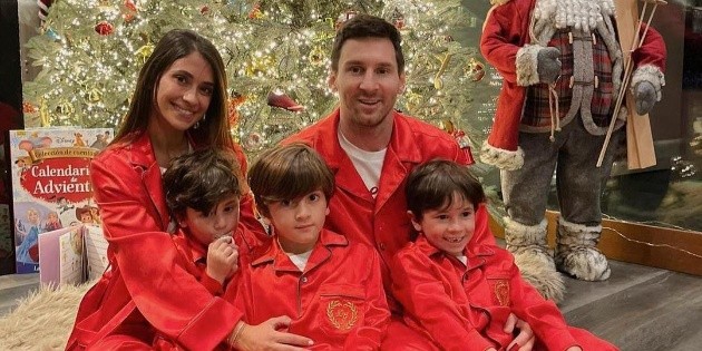 Antonela Roccuzzo uploaded a Christmas photo of the Messi family to Instagram