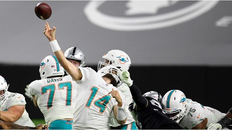 No-look pass de Ryan Fitzpatrick (Foto: Getty)