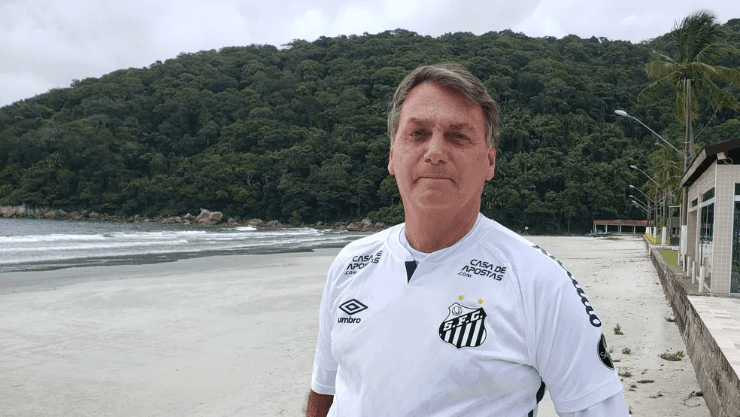 Bolsonaro publicou uma foto nas redes sociais com a camiseta do Santos F.C. antes de participar do evento &#039;Natal Sem Fome&#039;. (Foto: Reprodução/Facebook)