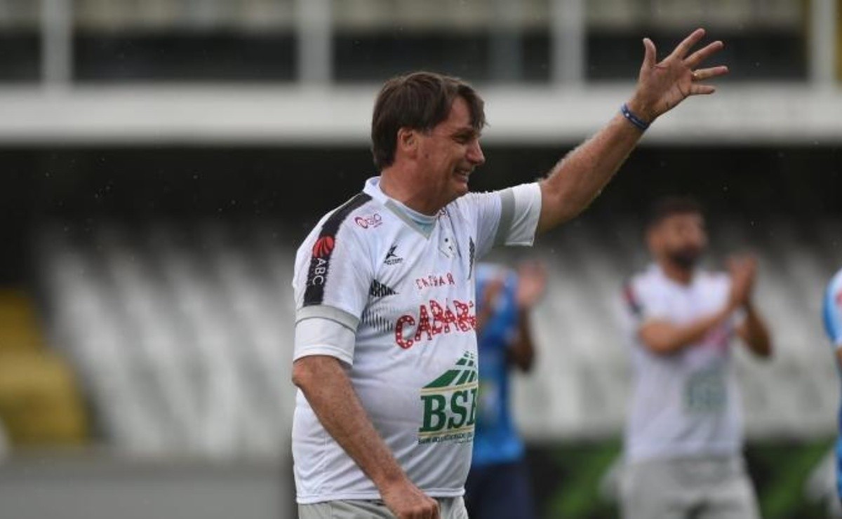 Bolsonaro participa de partida beneficente de futebol em Santos, Política