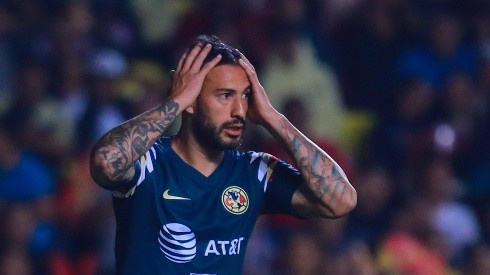 Afición de América destruye a Emanuel Aguilera