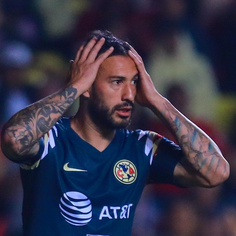 Afición de América destruye a Emanuel Aguilera tras su regreso