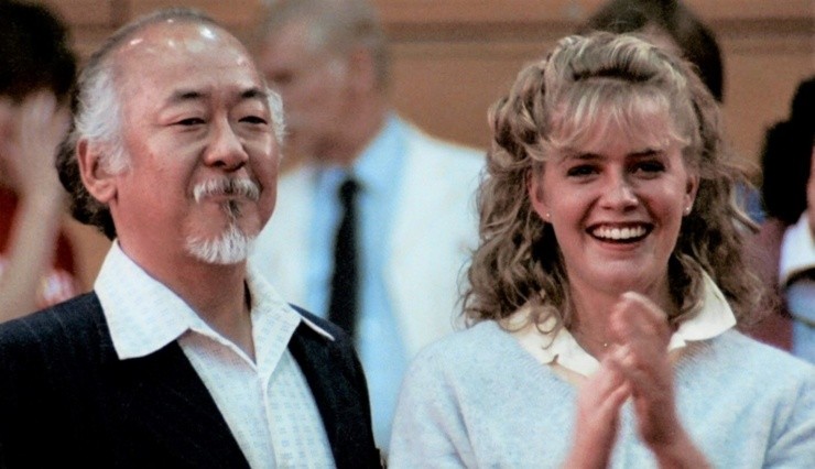 Elisabeth Shue junto a Pat Morita en Karate Kid de 1984