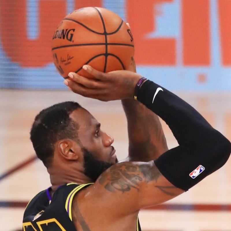 LeBron sigue callando bocas con un triplazo desde casi la mitad de la cancha