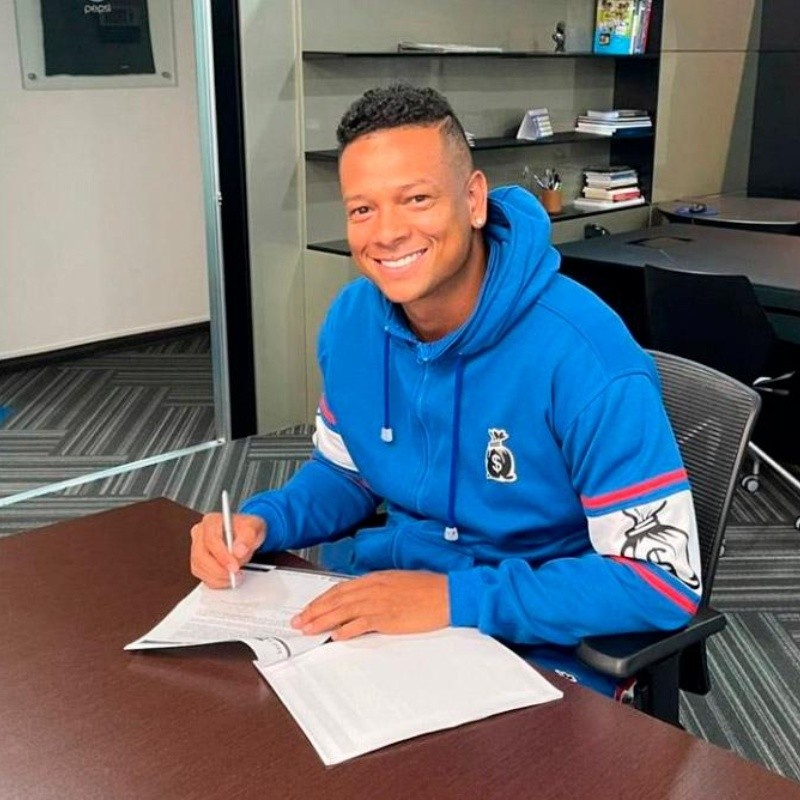 La foto que todos querían ver: Fredy Guarín firmó contrato con Millonarios