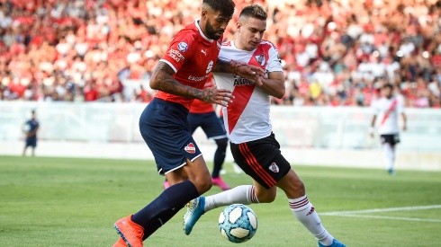 River Plate's Rafael Santos Borré (right) and Independiente's Alexander Barboza fight for the ball (Getty).