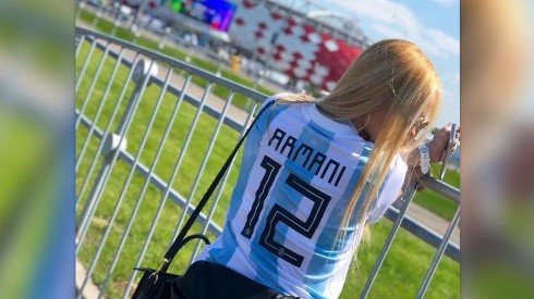 Daniela Rendón usando la camiseta de Franco Armani.