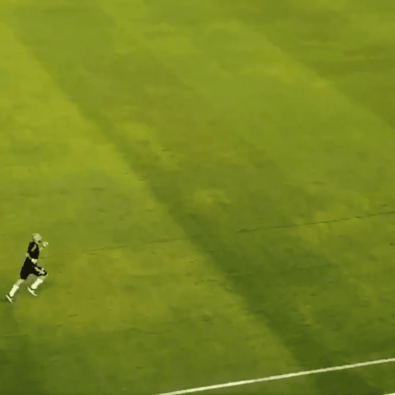 Video: Javier Pinola se quedó corriendo solo en la cancha de Banfield