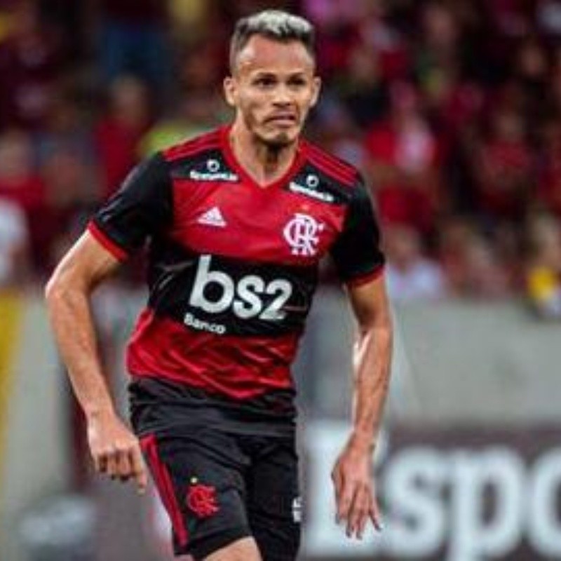 Renê, Gustavo Henrique, Vitinho e mais 6 jogadores são colocados no mercado pela diretoria do Flamengo