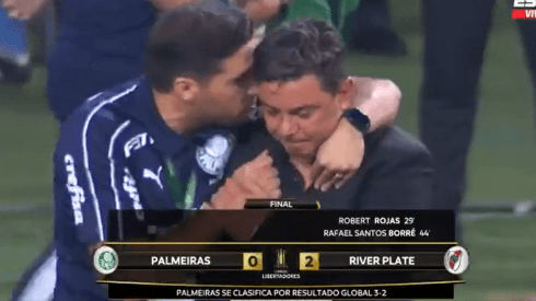 Apenas terminó el partido, el DT de Palmeiras lo abrazó a Gallardo