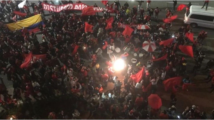 Insólito: hinchas de Nacional y América irrespetando la pandemia en el hotel de sus equipos