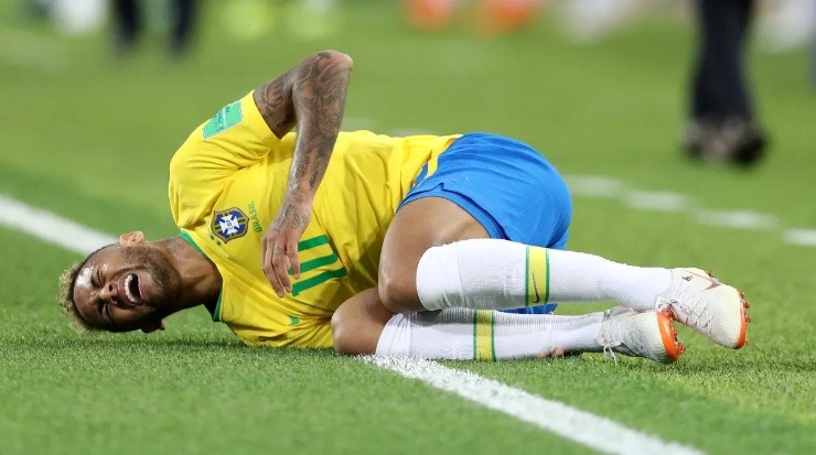 Neymar vivió 14 minutos en el suelo a causa de faltas rivales y simulaciones. Fuente: Getty Images