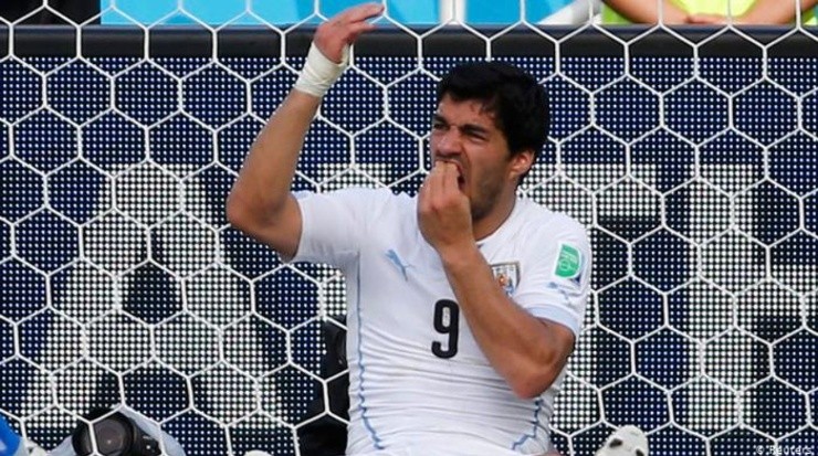 El uruguayo mordió al defensor italiano en pleno partido y terminó dolorido. Fuente: Getty Images