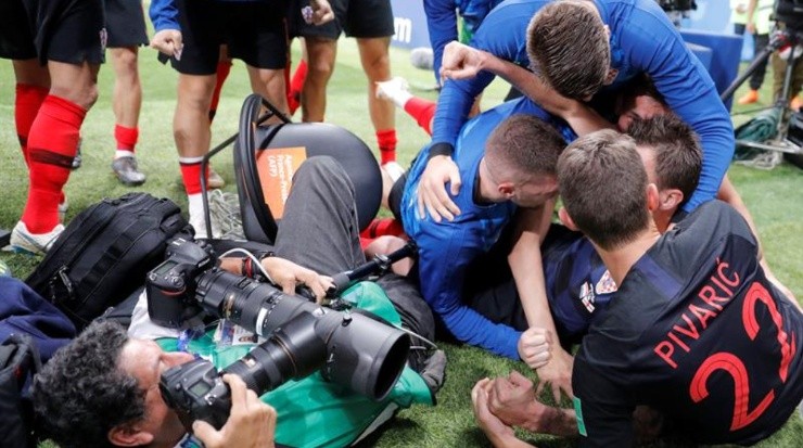 El gol de Mandzukic provocó el delirio y la avalancha de sus compañeros 
    sobre un fotógrafo. Fuente: Getty Images