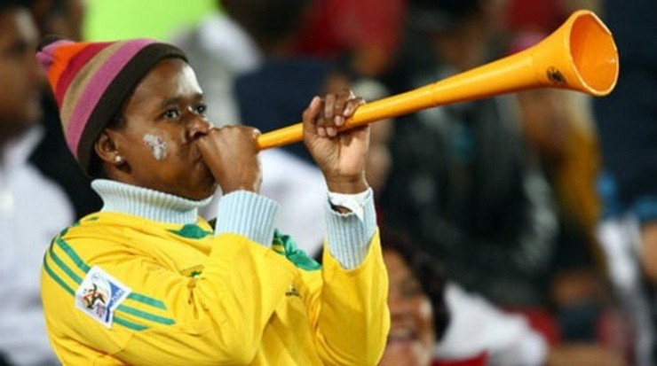 Los fanáticos sudafricanos invadieron las canchas con las vuvuzelas 
    a todo vapor. Fuente: Getty Images