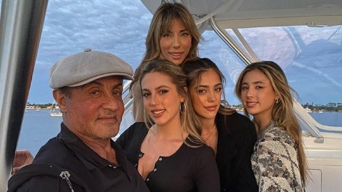Stallone ao lado da família em passeio de barco nesta semana
