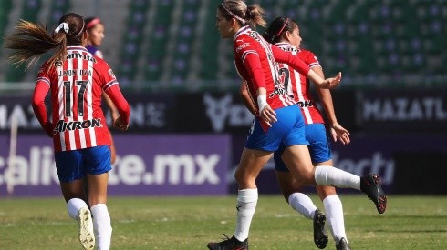 Alicia Cervantes anotó el gol del empate antes de culminar el primer tiempo y un penal concretado por Carolina Jaramillo selló el triunfo