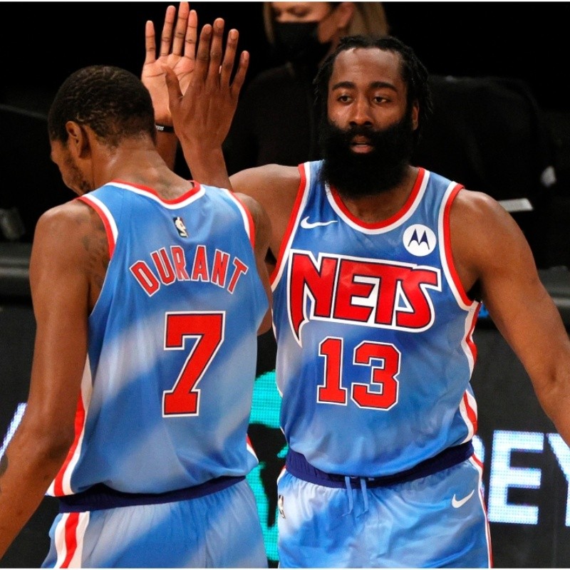 Harden debutó con victoria en los Nets: firmó un triple-doble