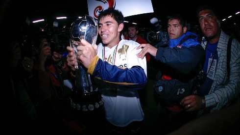 Efraín Velarde en el festejo de uno de los cuatro títulos de Liga MX que ganó con Pumas.