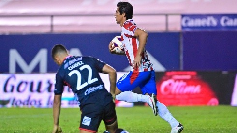 Macías consiguió el jueves su 18vo gol con las Chivas en partidos oficiales y 33ero en Liga MX