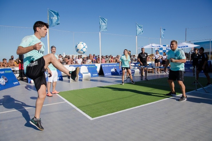 Los asistentes a Mar del Plata pudieron disfrutar de tenis-fútbol junto a glorias de la selección argentina.