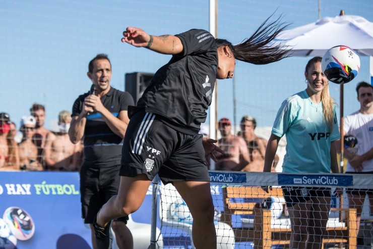 Adriana Sachs y Rocio Correa, representando a la selección femenina, también fueron parte del tenis-fútbol en Mar del Plata.