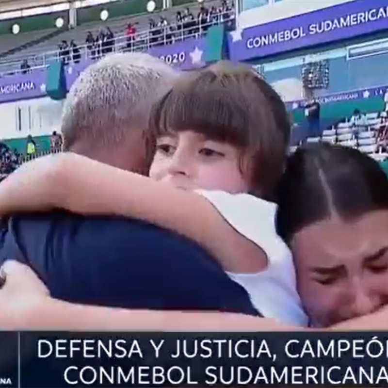 Video: apenas se consagró campeón, Crespo fue buscar a sus hijas a la tribuna