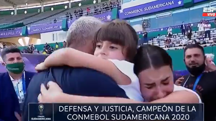 Video: apenas se consagró campeón, Crespo fue buscar a sus hijas a la tribuna