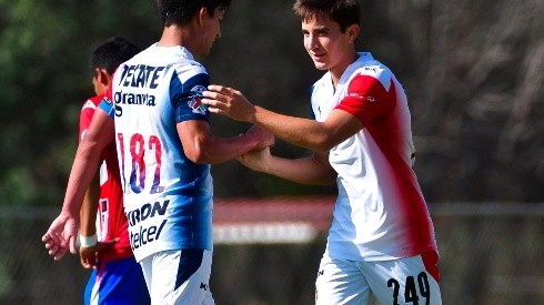 Pérez Bouquet (249) aún porta numeración de Sub-17 en su primer torneo con la Sub-20 y sería el heredero del dorsal 10 en Chivas