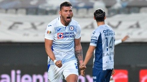 Gol de Juan Escobar para Cruz Azul ante Pachuca.
