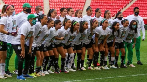 Santos Laguna Femenil homenajeó a su DT fallecido previo al partido de la Jornada 3 en el Estadio Akron