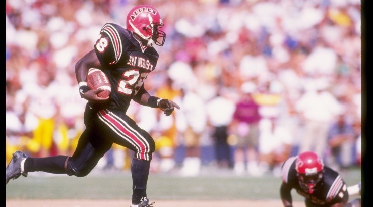 Running back Marshall Faulk of the San Diego State Aztecs runs down the field in 1992. (Getty)