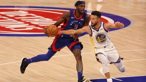 Jerami Grant (left) of the Detroit Pistons tries to get around Stephen Curry (right) of the Golden State Warriors. (Getty)