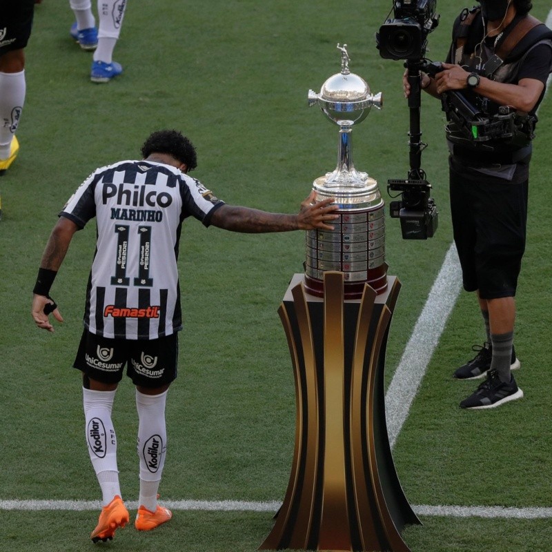 Esto ya se ha visto: Marinho salió a la cancha y ¡tocó la copa!