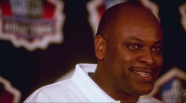 Dwight Stephenson poses during a press conference in 1998. (Getty)